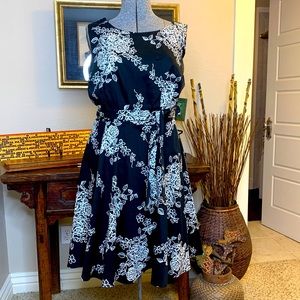 Ixia gorgeous black/white sleeveless dress.